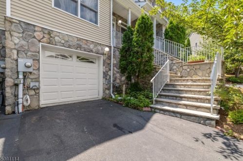 22 Autumn Ridge Rd, Greystone Park, NJ 07950-1194