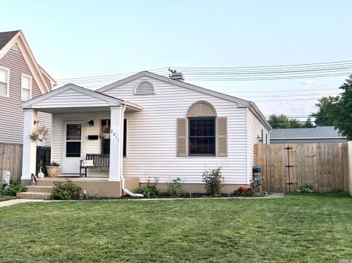 2211 Homewood Ave, Mishawaka, IN 46544-3335