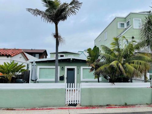 814 Capistrano Pl, San Diego CA 92109-8106 exterior