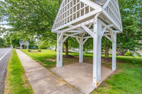 16 Olde Vlg Cir, Wallingford CT 06492-4821 exterior