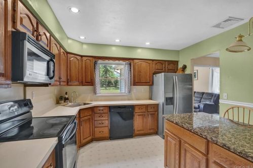 108 Nantucket Dr, Fishkill NY  12524-1021 exterior