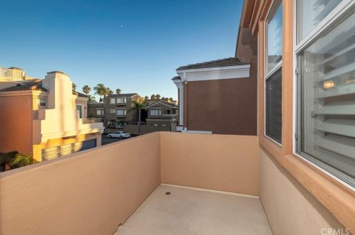 304 Goldenwest St, Huntington Beach CA 92648-2600 exterior