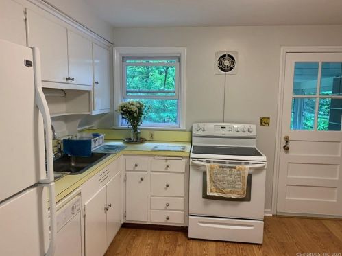 156 Green Manor Rd, Manchester CT  06042-3361 exterior