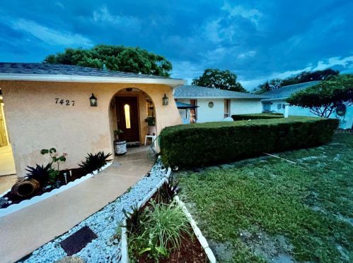 7427 Fireside Dr, Port Richey, FL 34668-5726