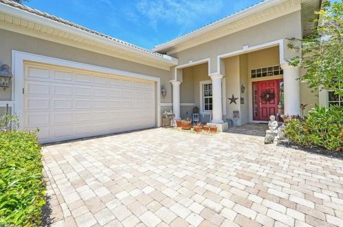 10225 Avonleigh Dr, Bonita Springs, FL 34135-7059