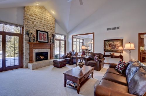 10621 Hidden Creek Dr, Thiensville, WI 53092-8539
