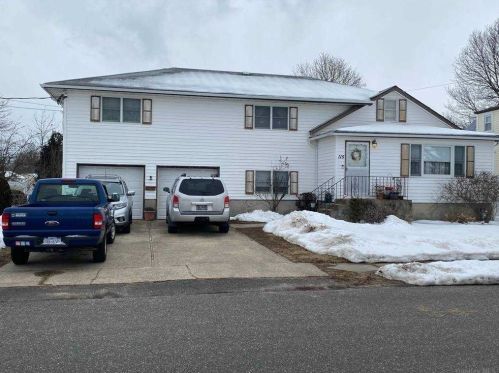 115 Deauville Blvd, Copiague, NY 11726-4106