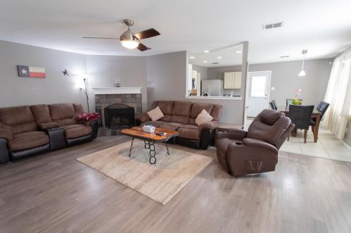 5128 Cliff Oaks Dr, Fort Worth TX  76179-2394 exterior