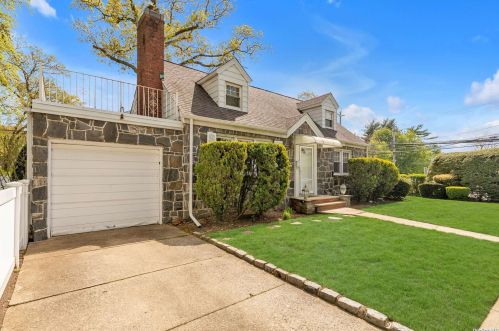 2 Oak Dr, New Hyde Park NY  11040-3315 exterior