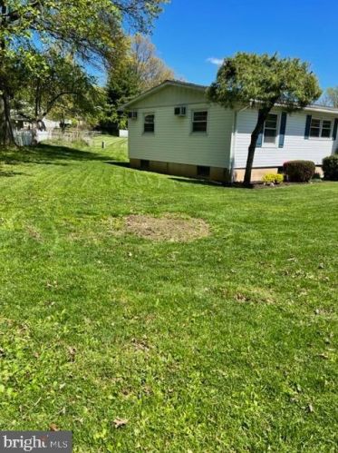 230 Eisenhower Dr, Molino PA  17961-1611 exterior