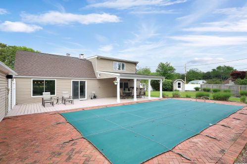 6 Hayuta Ct, Holtsville NY  11742-1206 exterior