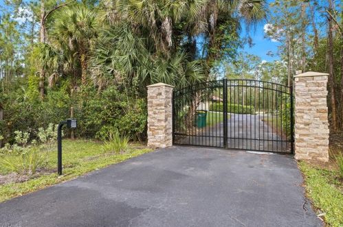 660 Everglades Blvd, Naples, FL 34117-4531