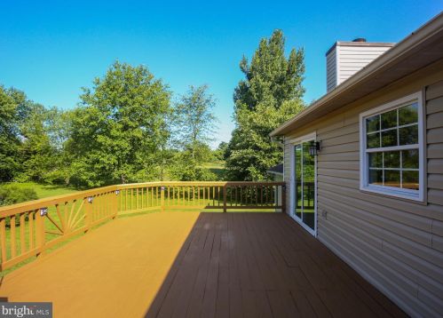 27 Cloverdale Pl, Charles Town WV  25414-4033 exterior