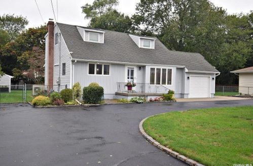8 Smith Ave, Holbrook, NY 11741-1804
