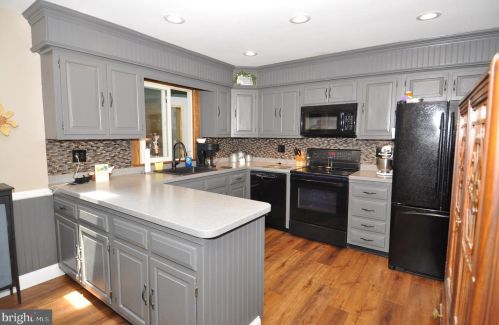 6 Myron Blvd, North Hanover, NJ 08562-2221