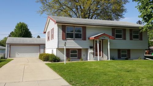 424 Parkhaven Dr, Waterloo, IA 50701-3801