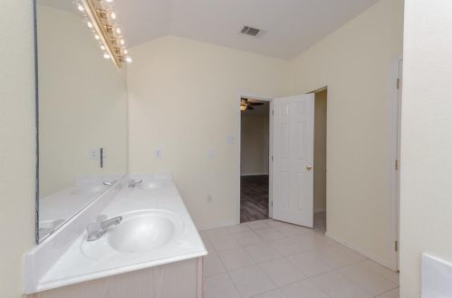 913 Jeffrey Dr, Denton TX  76208-6425 exterior