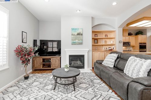 1677 Red Sky Way, Ripon CA  95366-9349 exterior