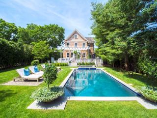 320 Hill St, South Hampton NY  11968-5330 exterior
