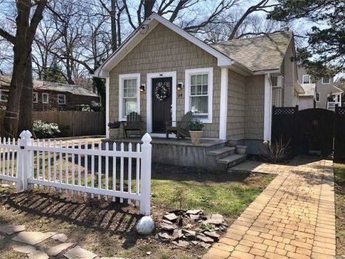 94 New York Ave, Scotts Beach, NY 11789-2244