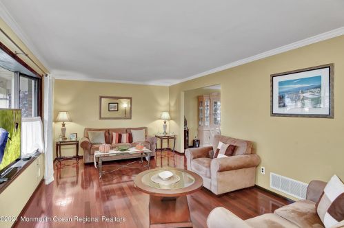 2 Colonial Ct, Woodbridge, NJ 07095-3251