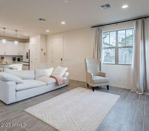 5842 Encinas Ln, Phoenix AZ  85043-6550 exterior