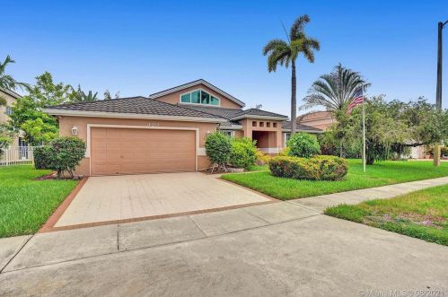 920 203rd Ave, Hollywood FL  33029-3439 exterior