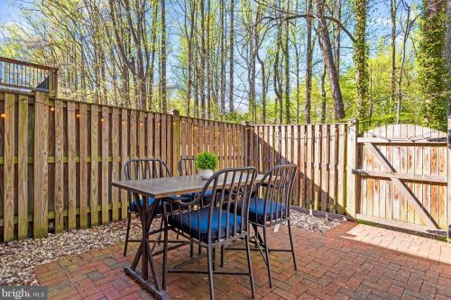 2314 Horseferry Ct, Herndon VA  20191-2718 exterior