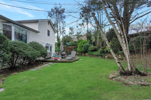 8 Stuart Ct, Huntington Station NY  11746-4237 exterior
