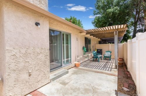 20056 Avenue Of The Oaks, Santa Clarita CA  91321-1361 exterior