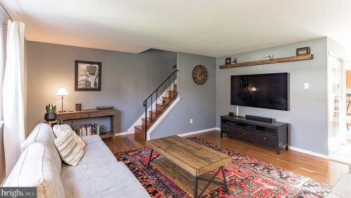 7307 Hiola Rd, Philadelphia, PA 19128-1414