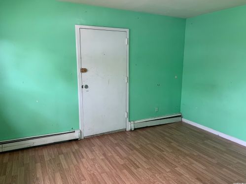 632 Roman Ave, Westbury NY  11590-3548 exterior