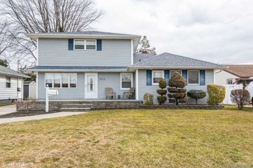 1055 Mclean Ave, North Wantagh, NY 11793-1718