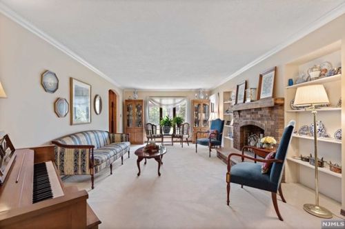 1 Parkway, Maywood, NJ 07607-2055