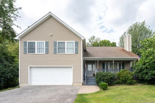 4 Hillcrest Center Dr, Marlborough, NY 12542-6306