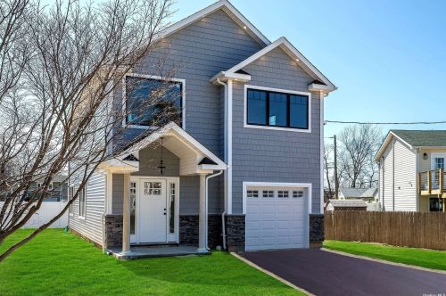 16 Vince Rd, Babylon, NY 11704-7312
