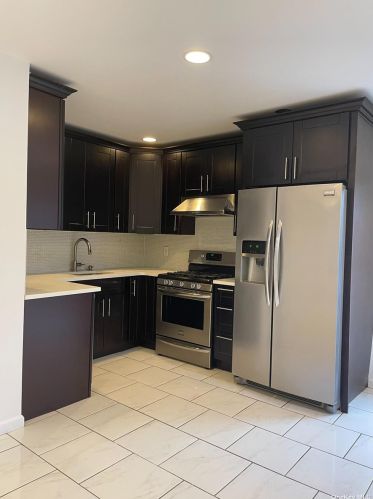 556 12th St, New Hyde Park NY  11040-5567 exterior