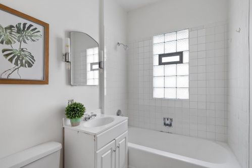 3023 Oakland Ave, Milwaukee WI 53211-3233 exterior