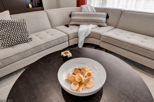 23 Bromleigh Way, Greystone Park NJ  07950-1624 exterior