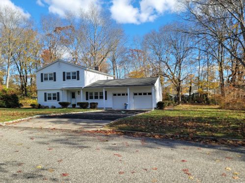 9 Andiron Ln, Brookhaven, NY 11719-9534