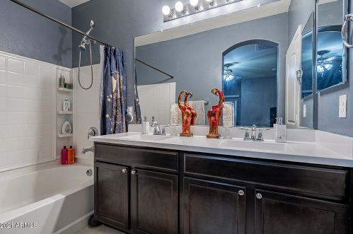 1945 77 Dr, Phoenix AZ 85033-2453 exterior