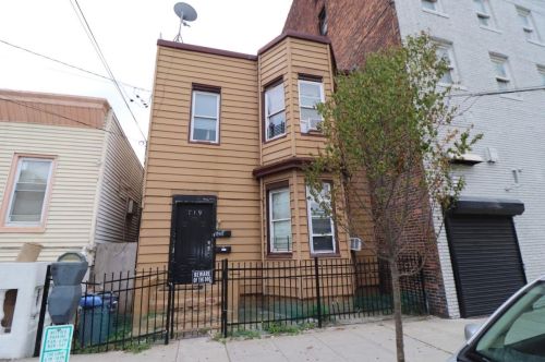 719 8th St, Union City, NJ 07087-3424