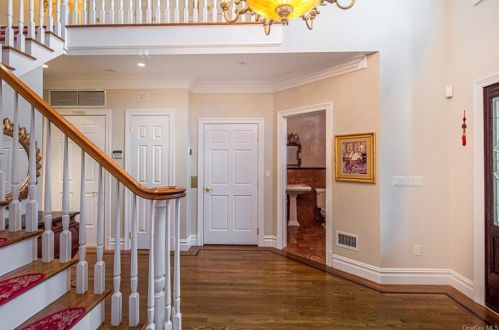 3 Mill Pond Ln, New Rochelle, NY 10805-2128