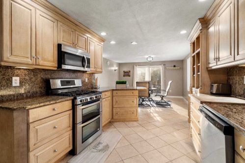 8 Kipford Way, Nashua NH 03063-1504 exterior