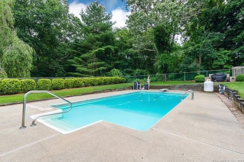 7 Beverly Rd, Waterford, CT 06385-1624