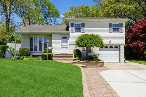 1709 Cherrywood Pl, Seaford, NY 11783-2030