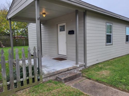1211 9th Ave, Texas City TX  77590-7410 exterior