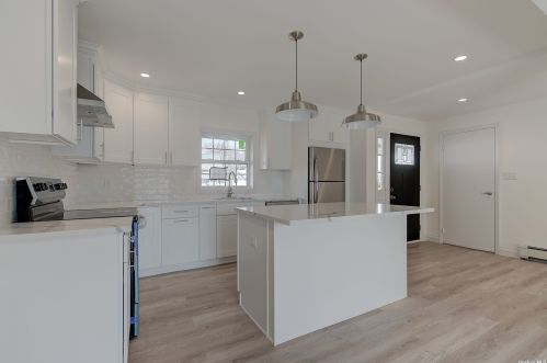 27 Walnut Ln, Hicksville NY  11801-5737 exterior