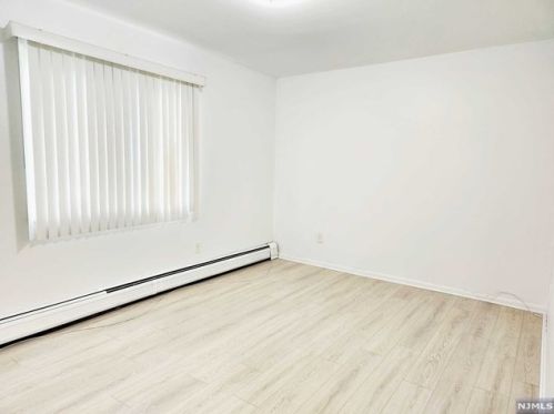9 1st St, Palisades Park NJ  07650-1501 exterior