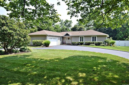 12 Penn Dr, Huntington Station, NY 11746-8529
